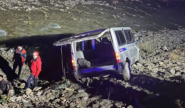 Hakkari’de araç devrildi: 24 yaralı
