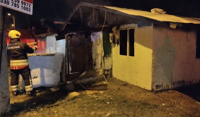 Sobadan sıçrayan kıvılcım evi yaktı
