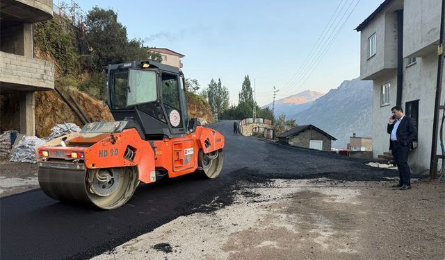 Şemdinli’de asfalt çalışmaları gece de sürüyor