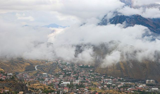 Hakkari'de sis bulutları güzel manzara oluşturdu