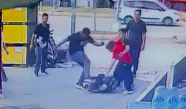 Tartıştıkları çocuğu dövüp, yerde sürüklediler