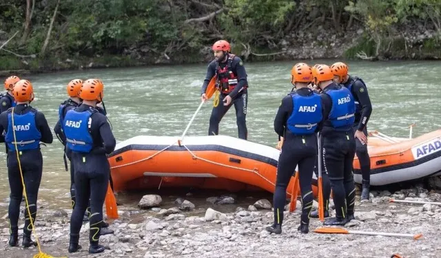 AFAD ekiplerinden Munzur Çayı'nda zorlu afet eğitimi