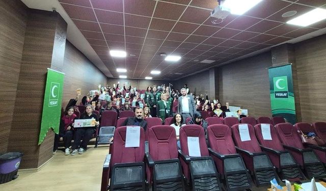 Yüksekova'da Yeşilay Gençlik Sineması etkinliği düzenlendi