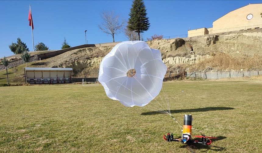 Arızalanan dronun güvenli inişi için paraşüt sistemi geliştirildi