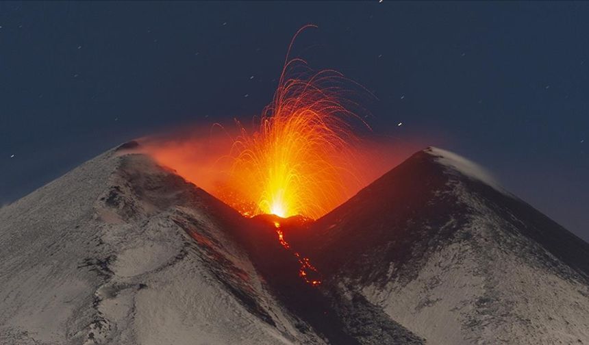 Etna Yanardağı yeniden kül ve lav püskürttü