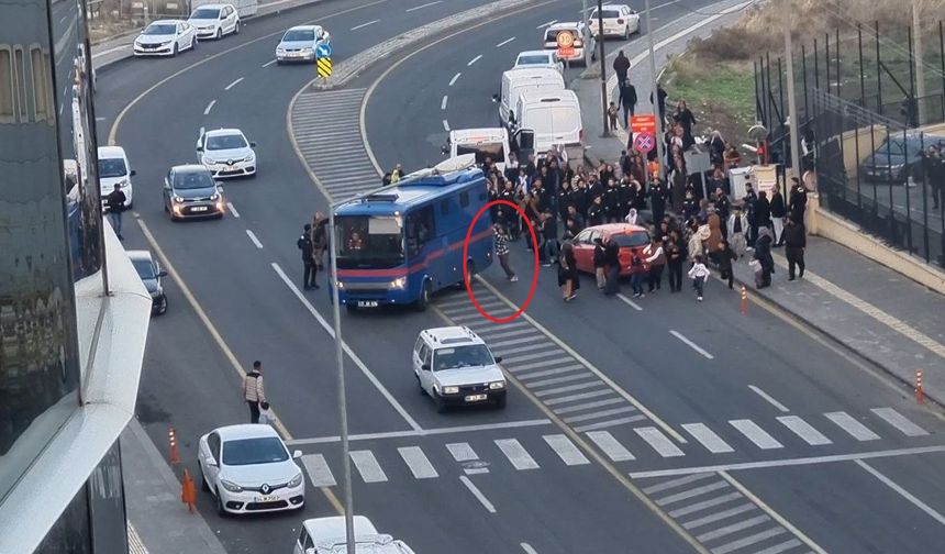 Tutuklu yakınları cezaevi aracına taşlı, tekmeli saldırdı