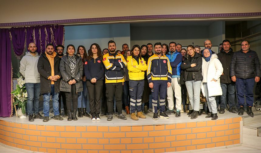 Van'lı gönüllü sağlık çalışanları, öğretmenlere ilk yardımı anlatıyor