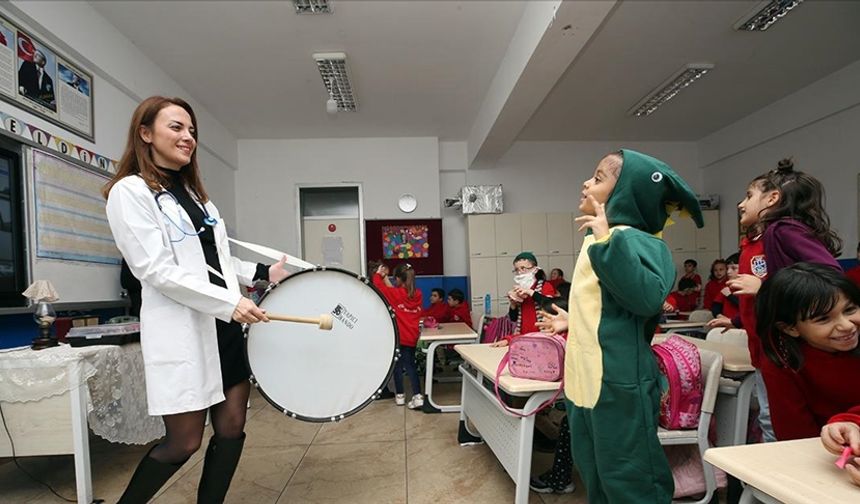 Sabiha öğretmen, öğrencilerini kostümlü oyunlarla eğitiyor