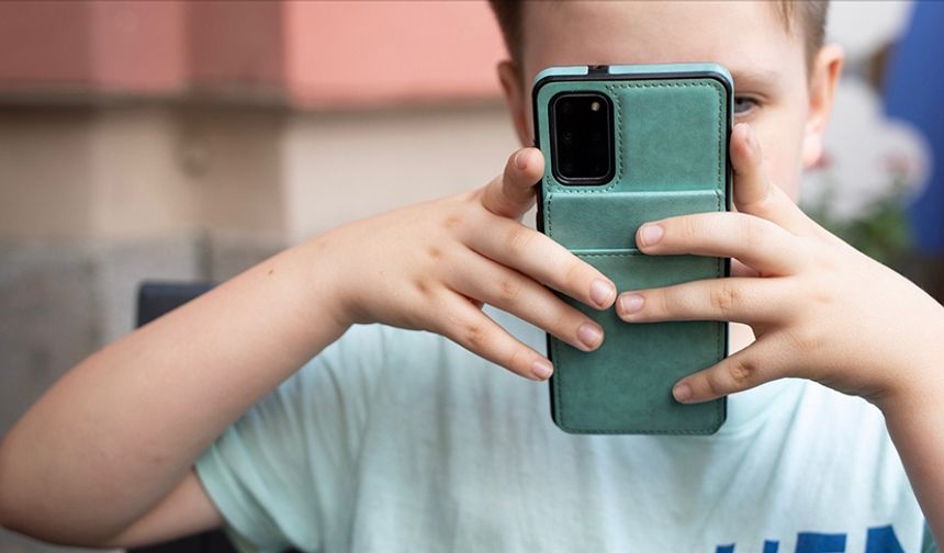 16 yaş altına cep telefonu kullanımına yasak geliyor