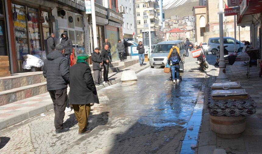 Vatandaştan belediyeye buz pistine dönen sokak tepkisi!