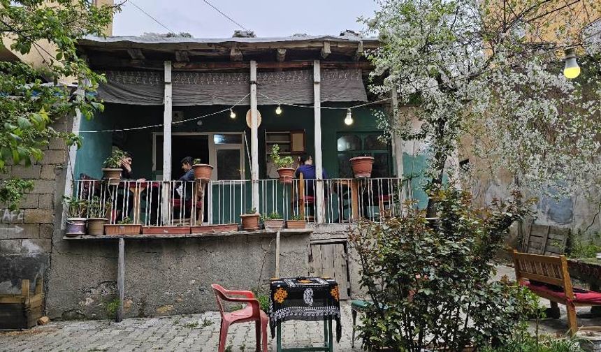Şemdinli’de doğup büyüdüğü evi nostaljik kafeye çevirdi