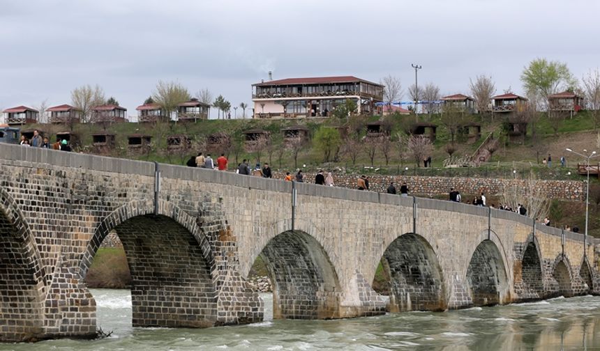Muş'un gözde ziyaret yeri tarihi Murat Köprüsü