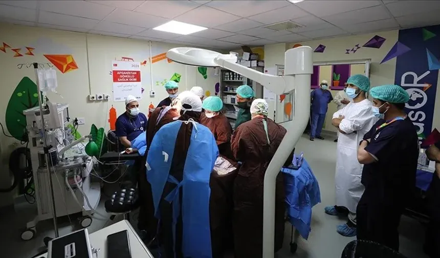 Türk doktorlar Afgan çocuk hastalara umut oluyor