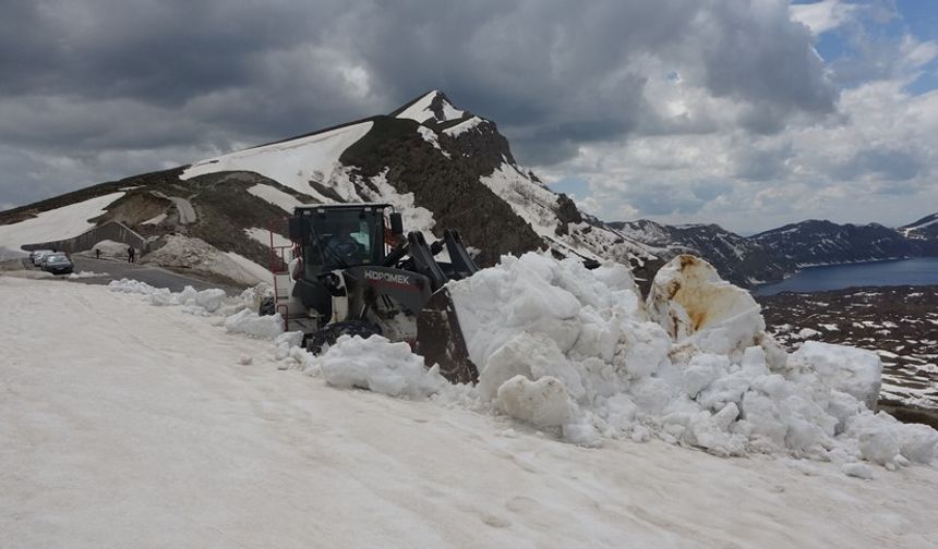 Nemrut Krater Gölü yolunda karla mücadele çalışması