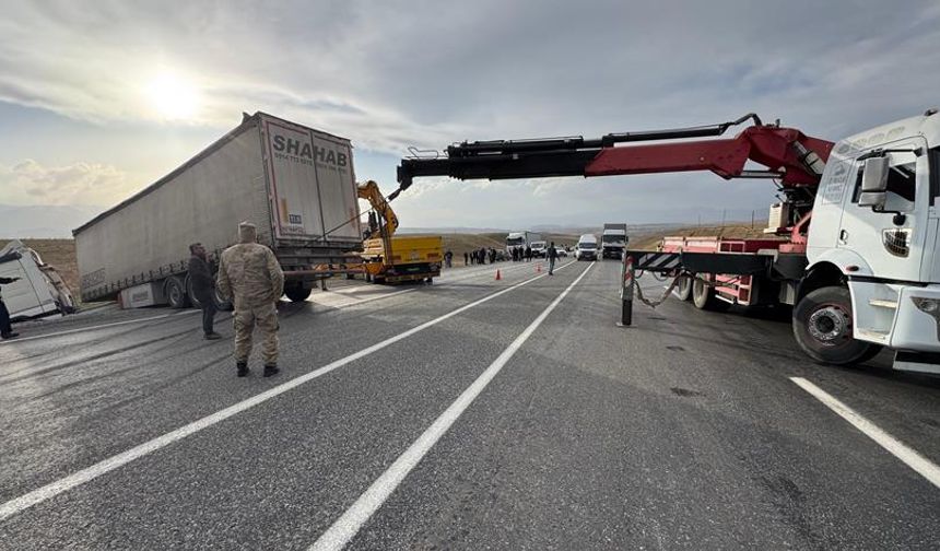 Van-Hakkari kara yolunda tır şarampole devrildi