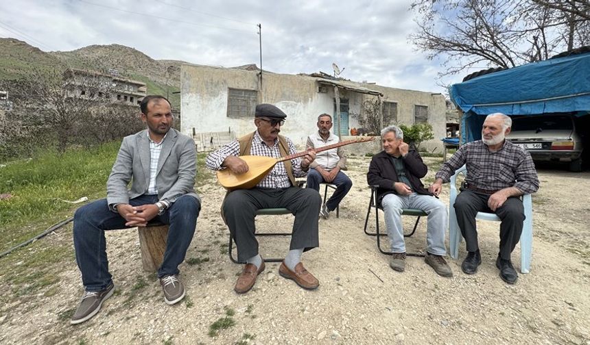 81 yaşındaki dengbejin 50 yıldır sazı ve sözü hiç susmadı