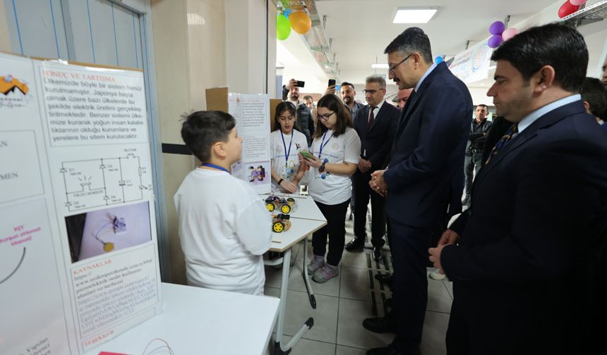 Hakkari'de öğrencilerin çalışmaları sergilendi