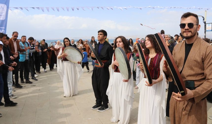 Van Gölü sahilindeki şenlik renkli görüntülere sahne oldu