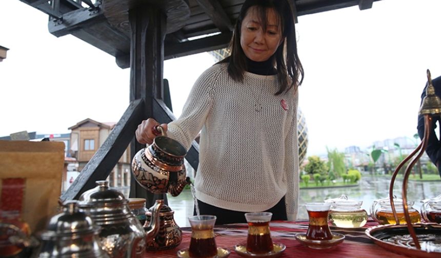 Japonya'nın ilk "Türk çayı demleme ustası" Yumika Arita
