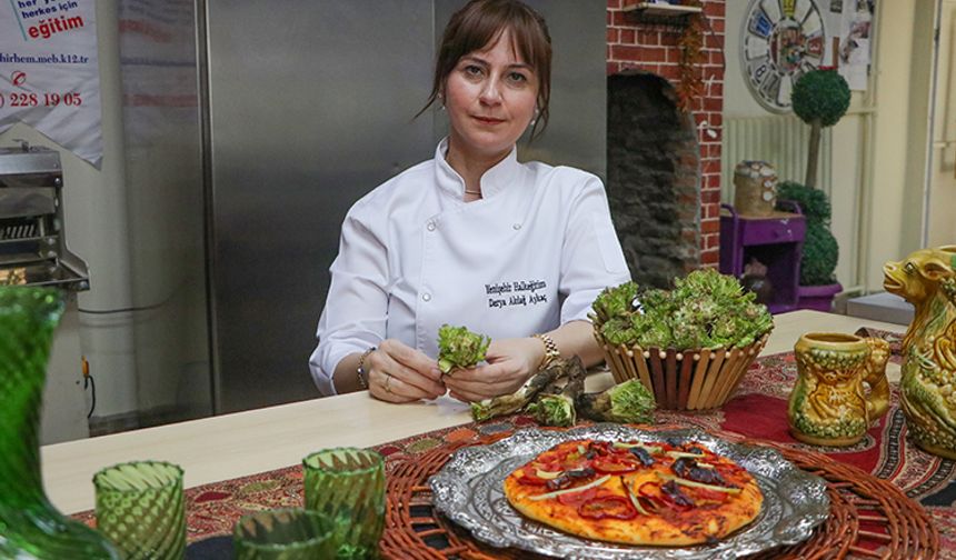 Doğadan topladıkları kenger otuyla pizza yaptılar