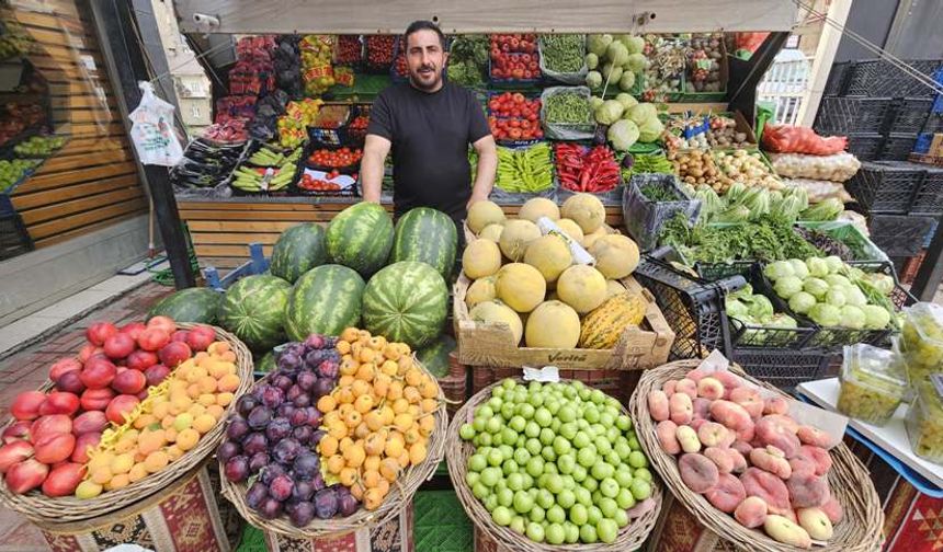 Hakkari’de yaz meyveleri tezgahta yerini aldı: Fiyatlar cep yakıyor