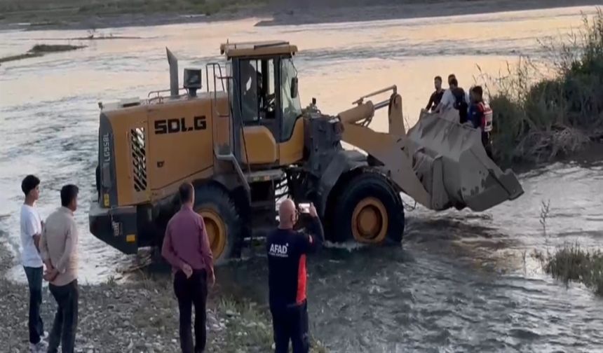 Batman Çayında mahsur kalan 25 kişi kepçeyle kurtarıldı