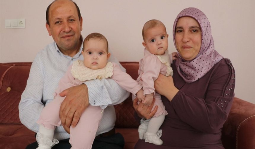 Evlat hasreti çeken çift, 25 yıl sonra ikizlerini kucaklarına aldı