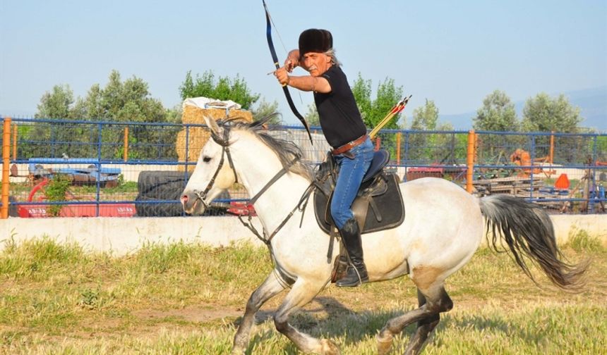 Kaymakam ok atıyor, zihgir ve bıçak ustalığı yapıyor