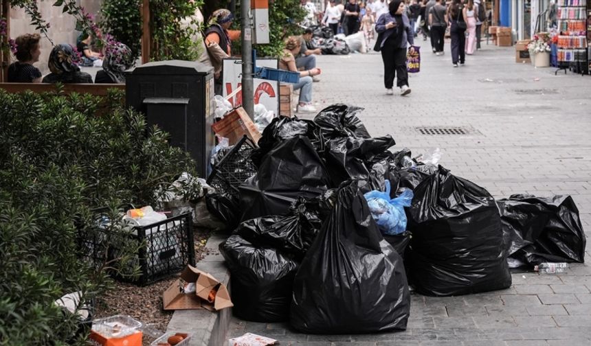 İşçilerin greve gitmesiyle cadde ve sokaklarda çöp yığınları oluştu