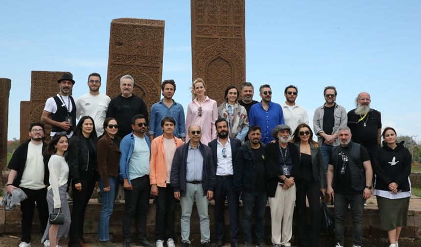Bitlis'te film festivaline katılan sanatçılar tarihi mekanları gezdi