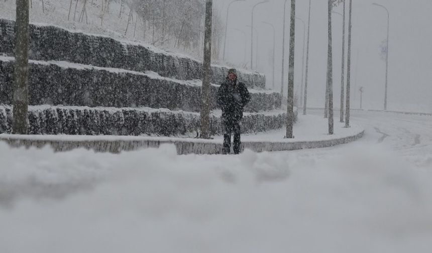 Erzurum’a mayıs ortasında kar yağdı