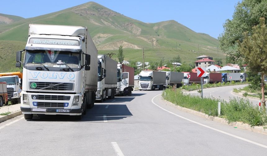 Esendere'de TIR kuyruğu! Sürücüler 3 gündür bekliyor
