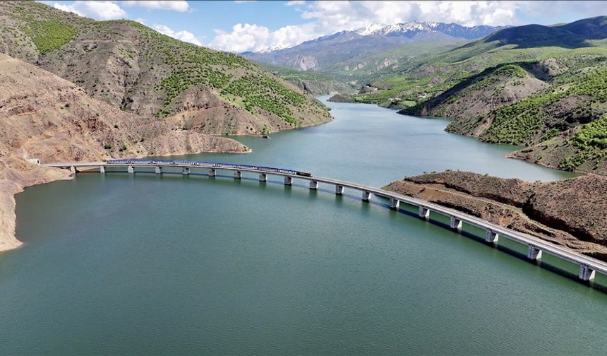 Vangölü Ekspresi'nin güzergahı kartpostallık kareler sunuyor
