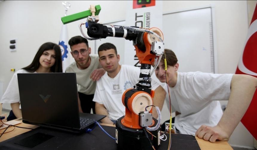 Vanlı öğrencilerin robot kol projesi, yarışmada birinci oldu
