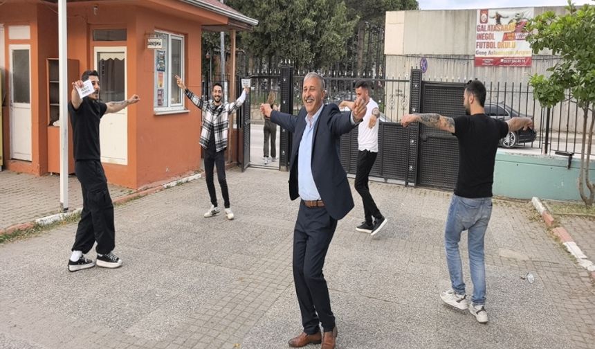 Seçimi kazanan muhtar, çiftetelli oynadı