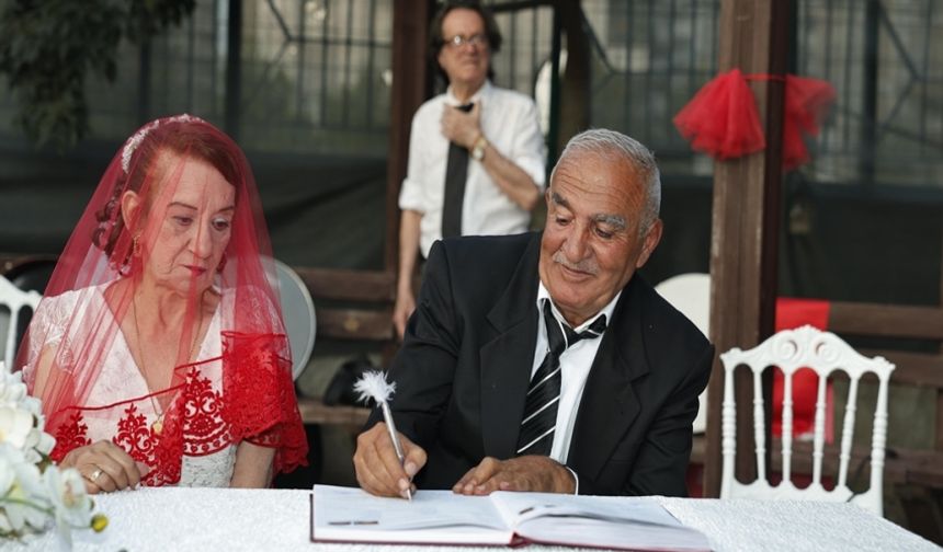 Huzurevinde tanışan çift dünyaevine girdi