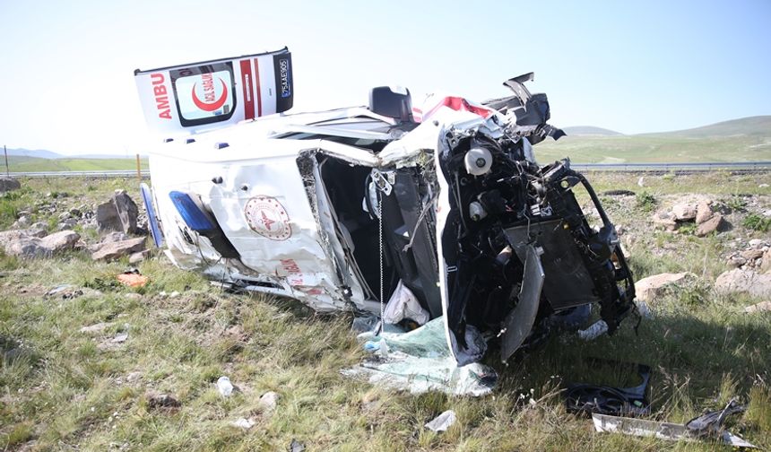 Ambulans şarampole devrildi, 4 sağlıkçı yaralandı