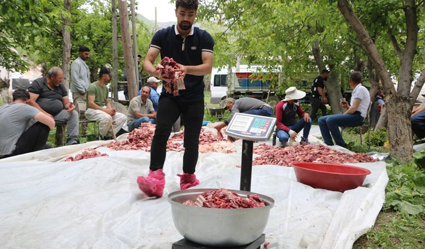 Köylülerin kurban eti hassasiyeti: Terazide ölçüp eşit dağıtıyorlar