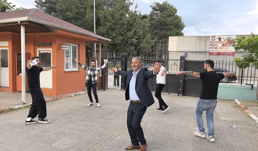 Seçimi kazanan muhtar çiftetelli oynadı