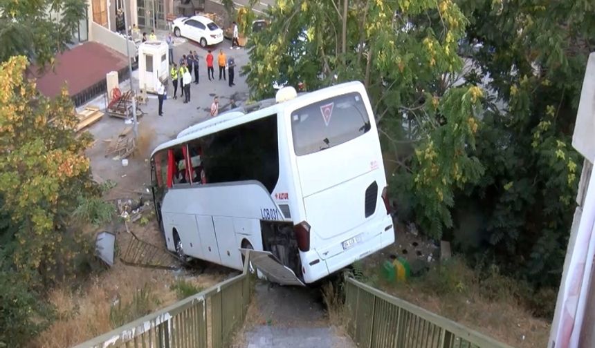 Servis otobüsü şarampole uçtu: 8 yaralı