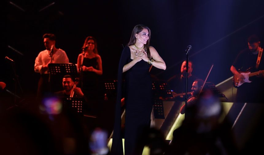 Şarkıcı Ebru Yaşar Van'da konser verdi