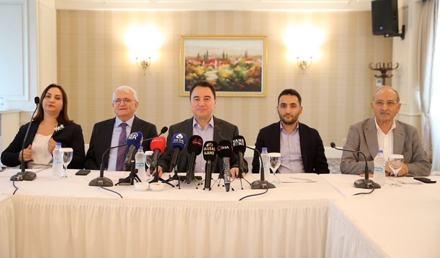 Ali Babacan, Van'da gazetecilerle bir araya geldi