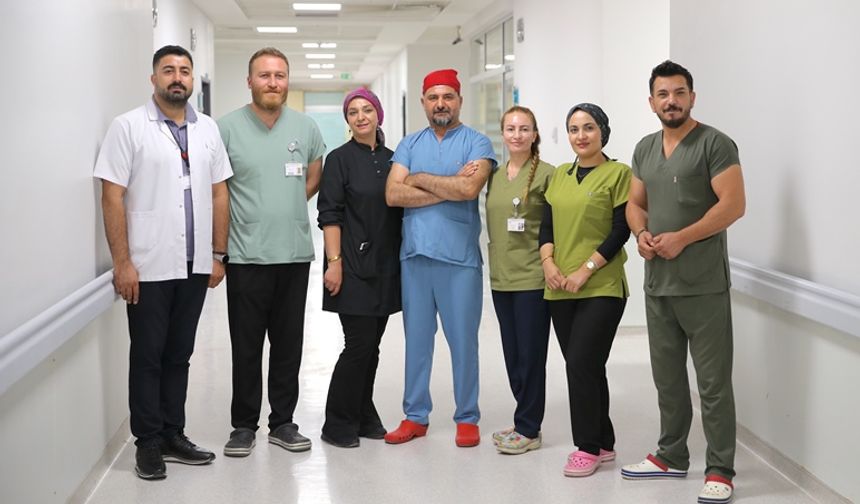 Kendisini iyileştiren doktorlarla omuz omuza vererek hayat kurtarıyor