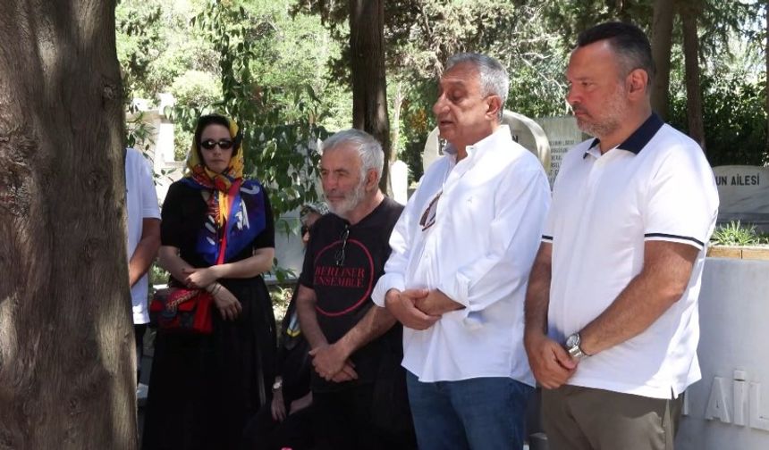 Kemal Sunal kabri başında anıldı