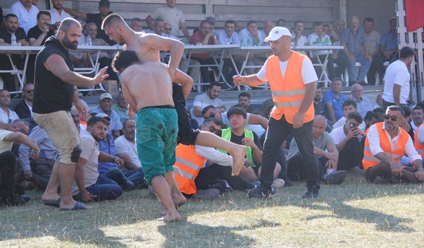 Rakibini karıştırıp seyirciyle güreşti