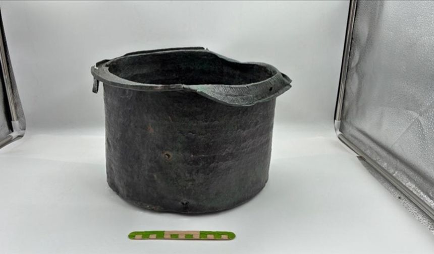 Yaklaşık 1400 yıllık bronz kazan bulundu
