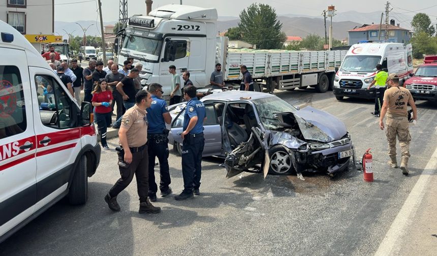 Hakkari-Van kara yolunda TIR ile otomobil çarpıştı: 4 yaralı