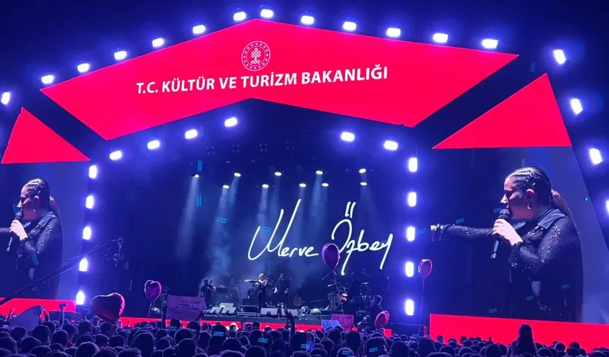 Merve Özbey’den Yüksekova’da unutulmaz konser