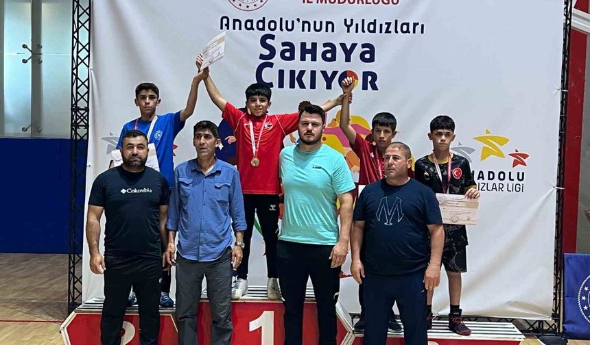Hakkarili güreşçilerin büyük başarı