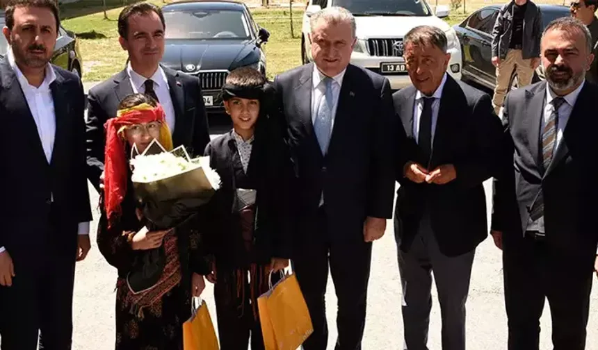 Bakan Bak, Van Gölü'nde tekne turu yaptı